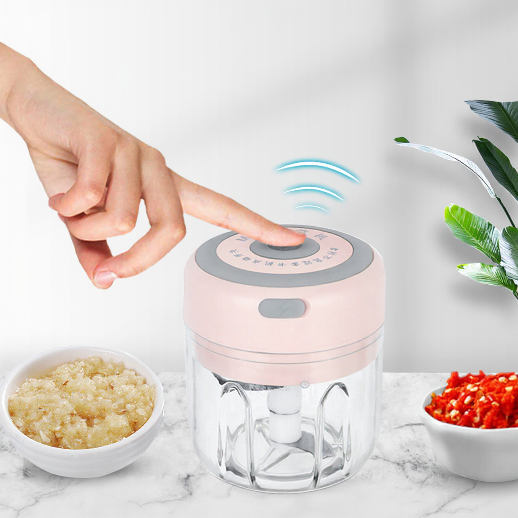 Mini hachoir rose en utilisation